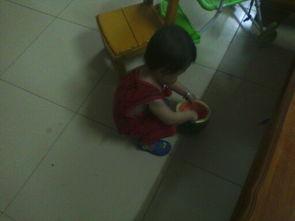 小孩吃瓜可爱场面,萌娃吃瓜瞬间，可爱至极