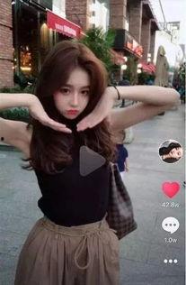 抖音网红操场吃瓜视频,揭秘校园生活趣味瞬间”